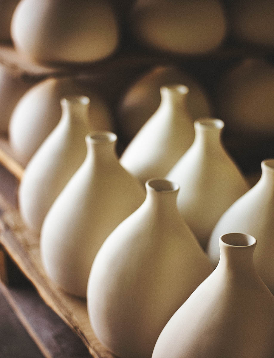 Vasen-Rohlinge beim Trocknen in Keramik-WerkstattEditorial und Foto-Reportage Keramik-Produktion für ASA Selection