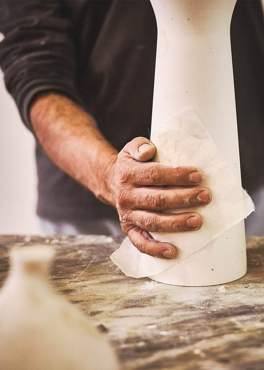 Schleifen von Keramikformen per HandEditorial und Foto-Reportage Keramik-Produktion für ASA Selection