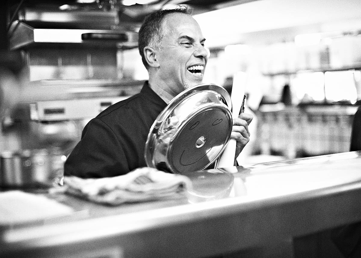 Emotionale und stimmungsvolle Portraits von Mitarbeiter - Küchenchef mit Spaß bei der Arbeit - Imagebroschüre Hotel Zugbrücke Grenzau