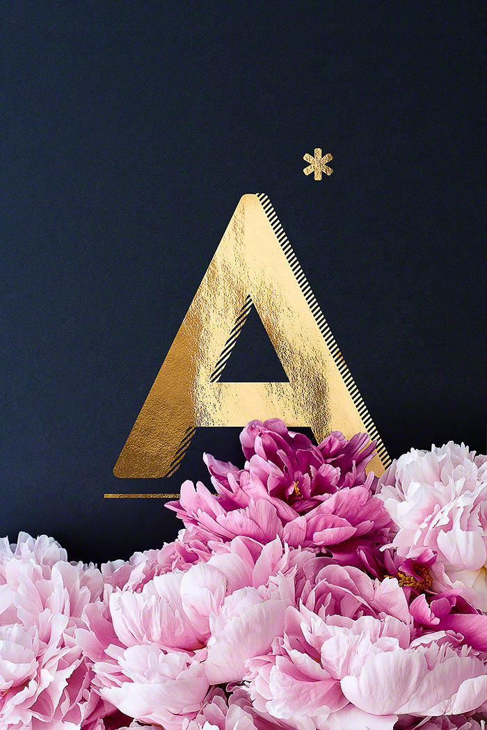 A - Goldenes Alphabet auf schwarzem Hintergrund mit Pfingstrosen Typo-Poster