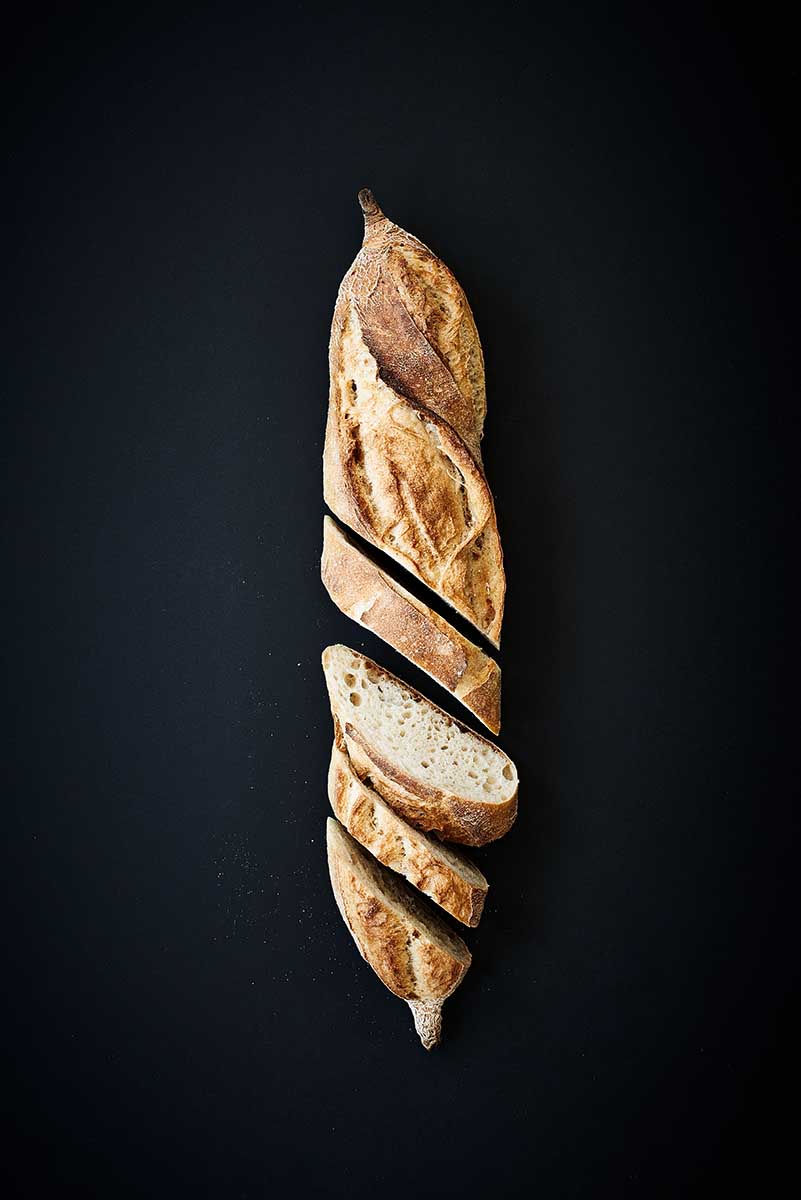 Foodfotografie schräg aufgeschnittenes Baguette Brot