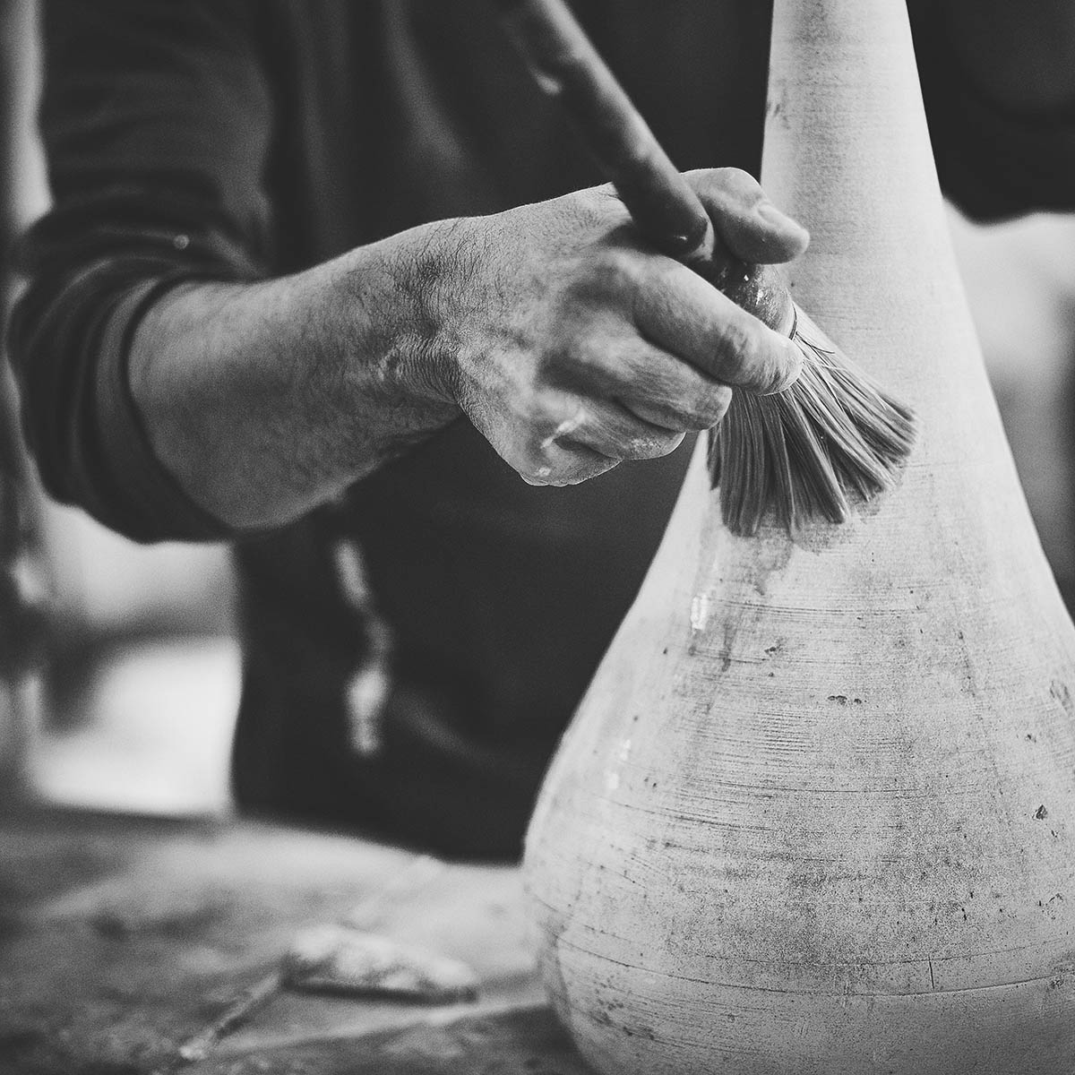 Glasieren von Keramik in HandarbeitEditorial und Foto-Reportage Keramik-Produktion für ASA Selection