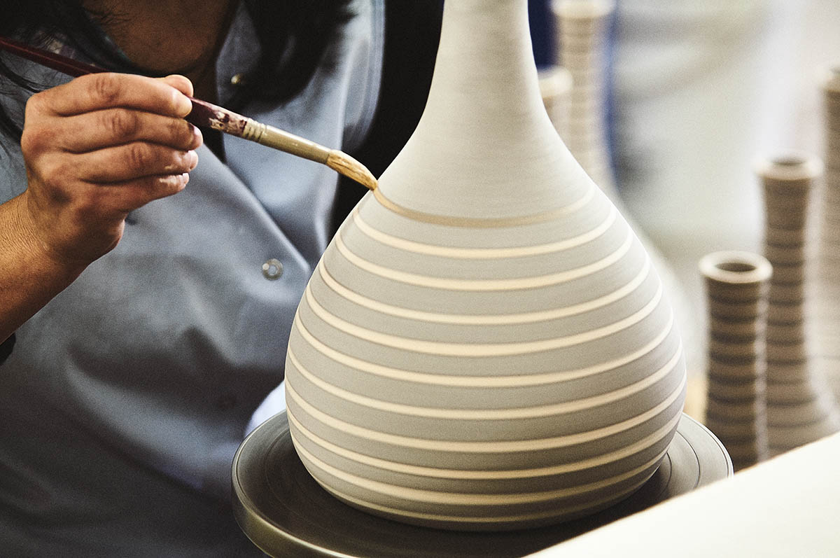 Bemalen von Vasen in Handarbeit Editorial und Foto-Reportage Keramik-Produktion für ASA Selection