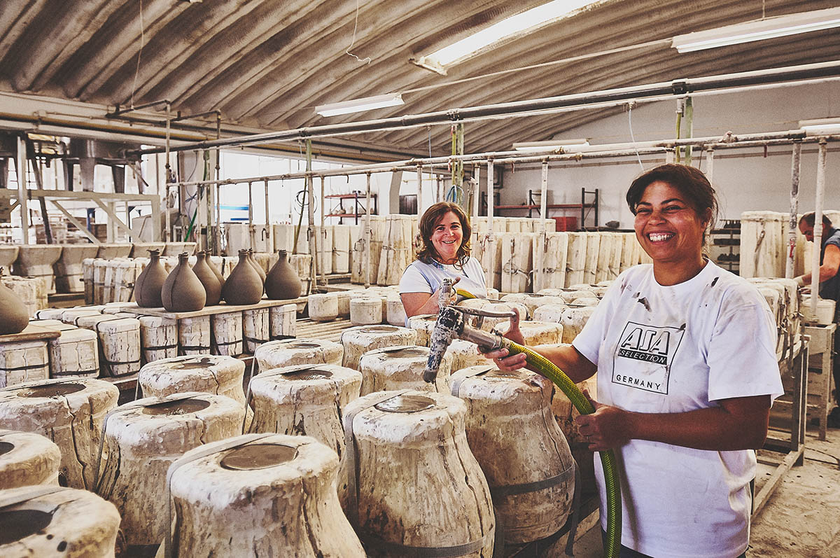Keramikerinnen beim Abformen von Vasen Fotoreportage Keramik-Produktion für ASA Selection