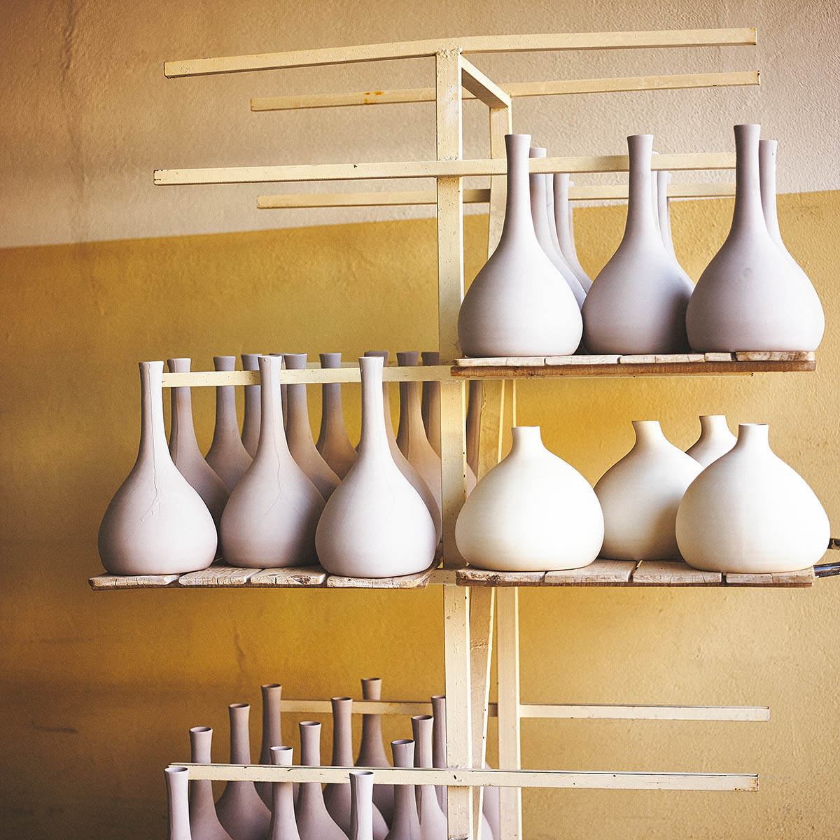 Vasen auf Trockengitter Detail aus der Keramikwerkstatt Editorial Keramik-Produktion für ASA Selection