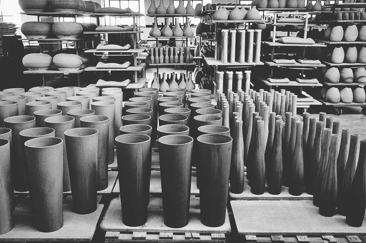 Ausgeformte Vasen in der Werkstatt Fotoreportage über die Herstellung von Keramik Vasen und Geschirr in Portugal