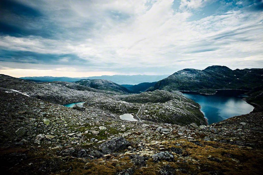 Atemberaubende Felsen-Landschaft auf dem Gipfel eines norwegischen Gletschers im Sommer - Landschafts-Aufnahme: Anna Schneider / neon fotografie