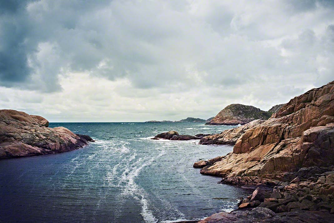 Die felsige Küstenlandschaft im Süden Norwegens an einem stürmischen Tag - Foto: Anna Schneider / neon fotografie