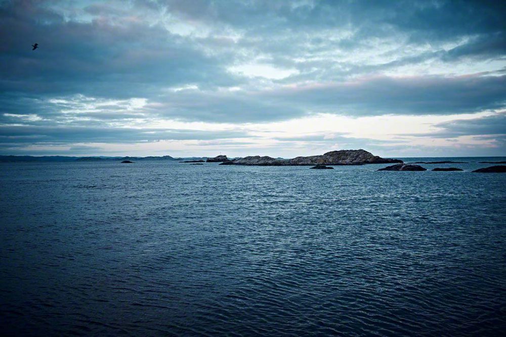 Norwegische Küstenlandschaft in der Abenddämmerung - Reisereportage: Anna Schneider / neon fotografie