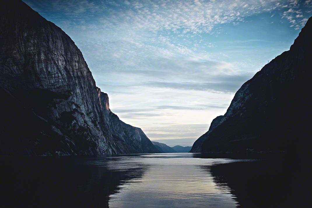 Norwegischer Fjord im Abendlicht - Landschafts-Fotografie: Anna Schneider / neon fotografie