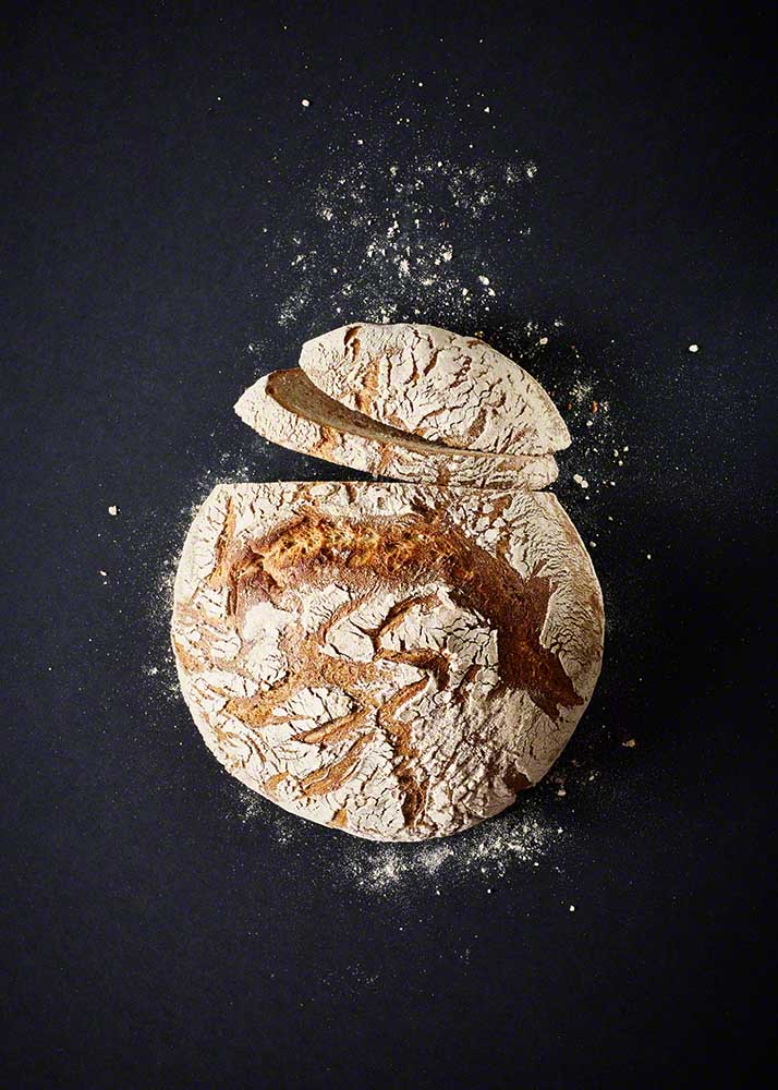 Frisch gebackenes Brot - Moderne und stimmungsvolle Food-Fotografie und Image-Motive mit klarer Bildsprache: Anna Schneider / neon fotografie