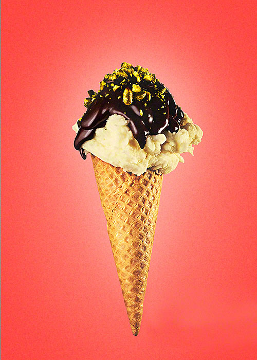I love icecream - Knallbunte Food-Fotografie Vanille-Eis mit Schokoladen-Sauce und Pistazien - Foto: Anna Schneider - neon fotografie. Erhältlich als Poster-Print bei JUNIQE