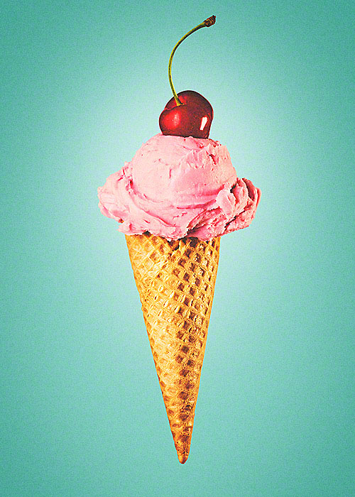 I love icecream - Knallbunte Food-Fotografie Eiswaffel mit Kirsche Foto: Anna Schneider - neon fotografie. Erhältlich als Poster-Print bei JUNIQE