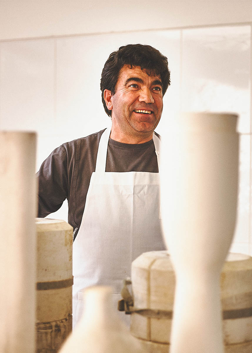 Portrait eines Keramikers in seiner Werkstatt Fotostory Keramik-Produktion für ASA Selection
