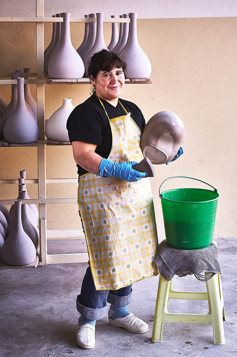 Portrait einer Keramikerin bei der Arbeit Editorial Keramik-Produktion für ASA Selection