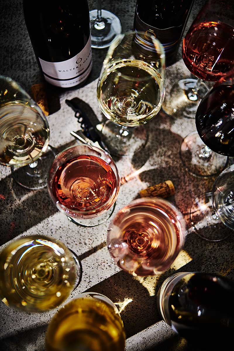 Produktfotografie Weißweine und Rose auf gedecktem Tisch für den Online Shop eines Winzers und Weinguts