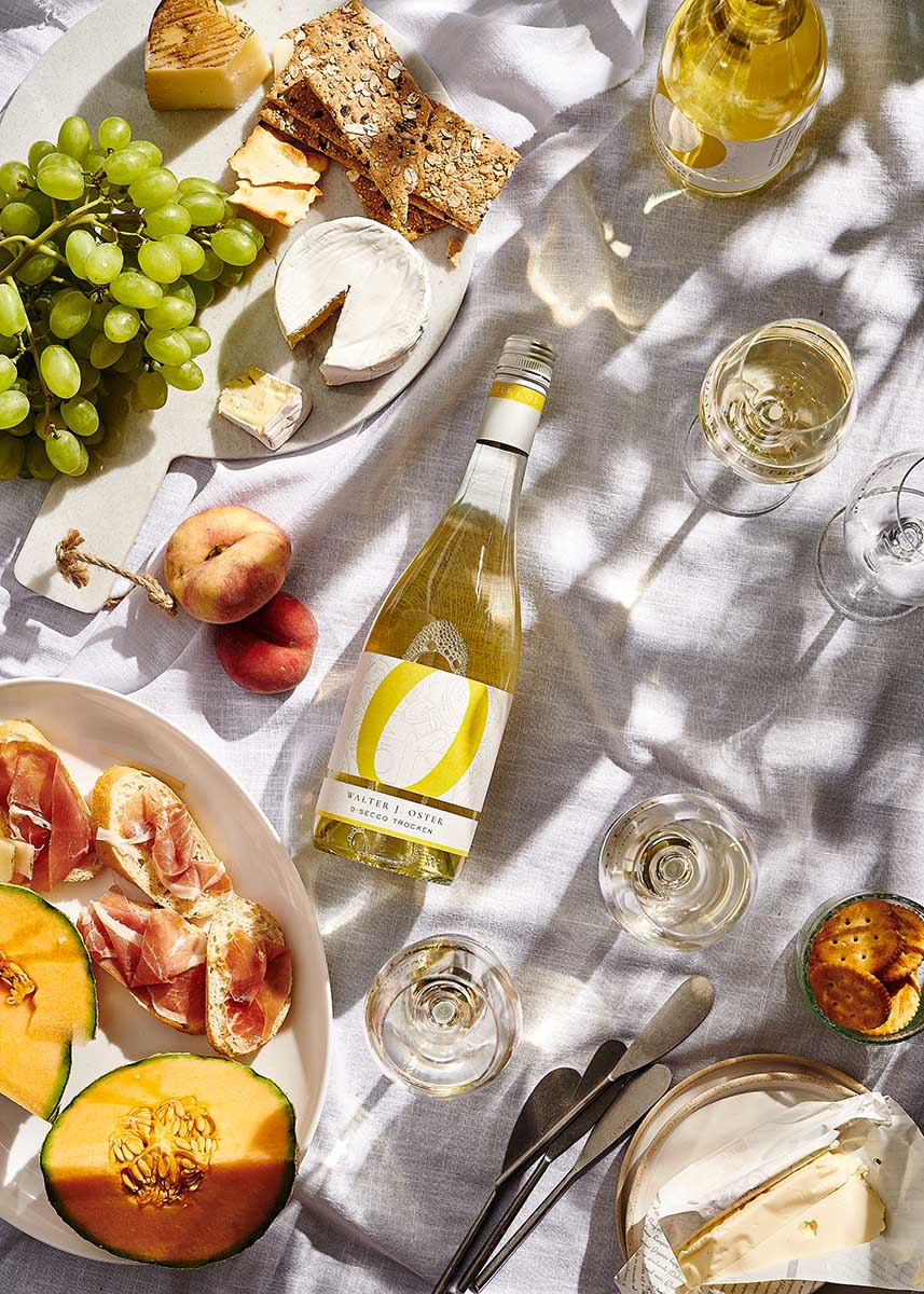 Produktfotografie weißer Secco auf gedecktem Tisch für den Online Shop eines Winzers und Weinguts