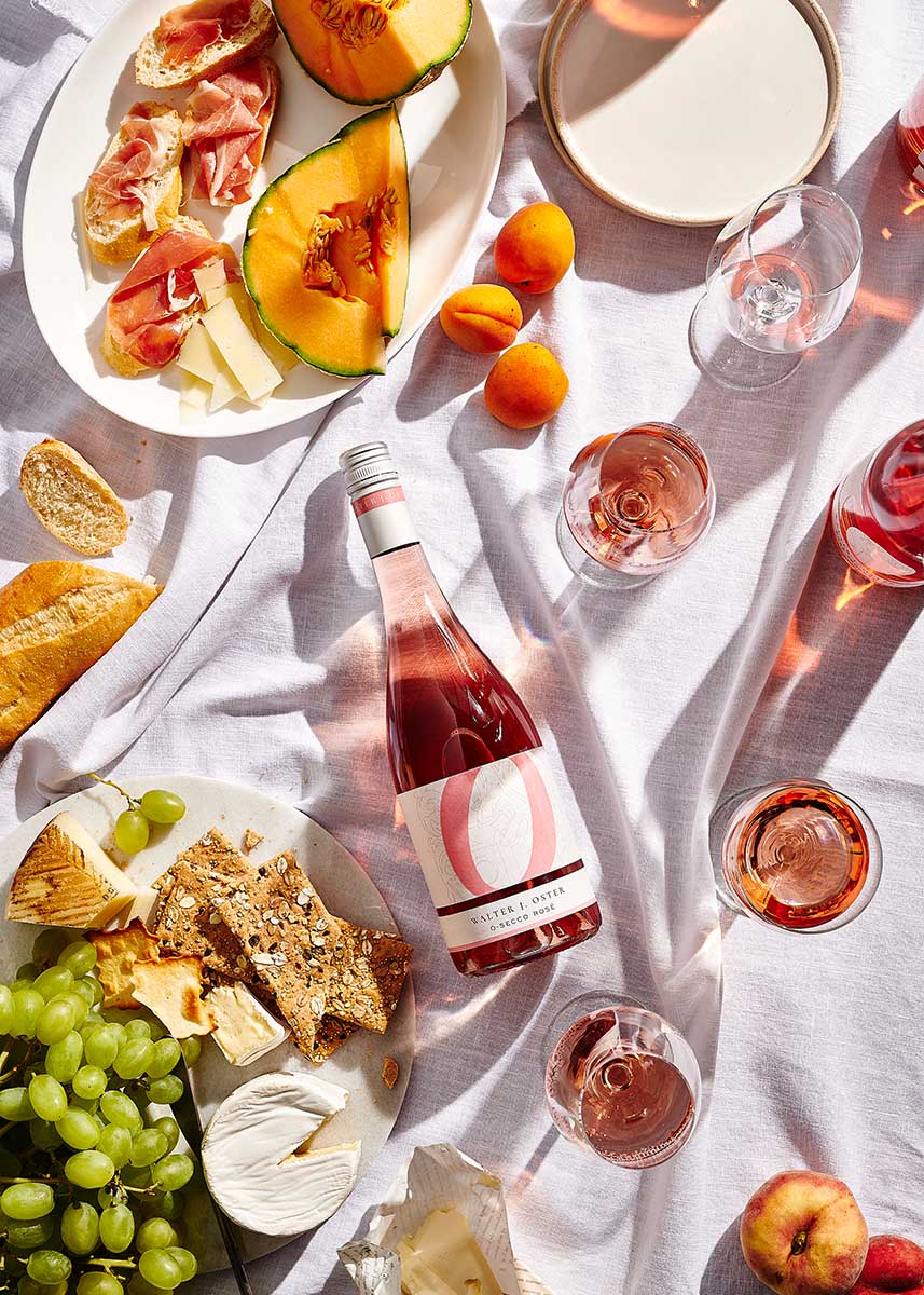 Produktfotografie Rose Wein auf gedecktem Tisch für den Online Shop eines Winzers und Weinguts