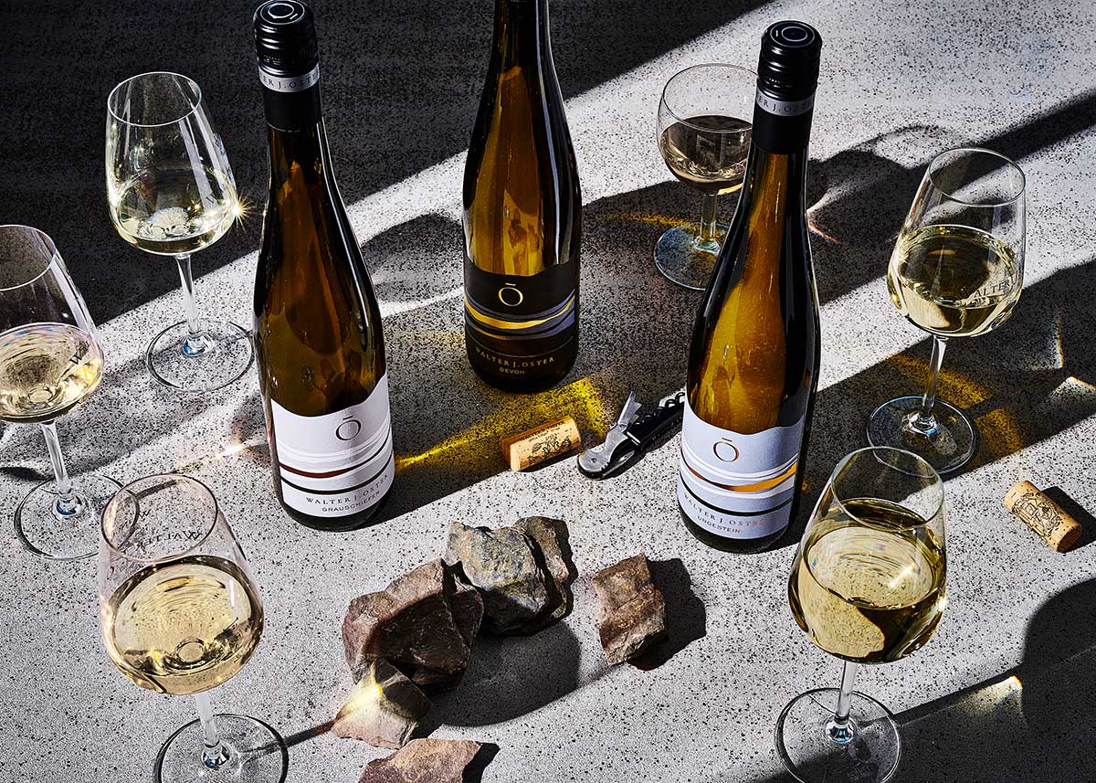 Produktfotografie Weißweine im Ambiente für den Onlineshop eines Weinguts