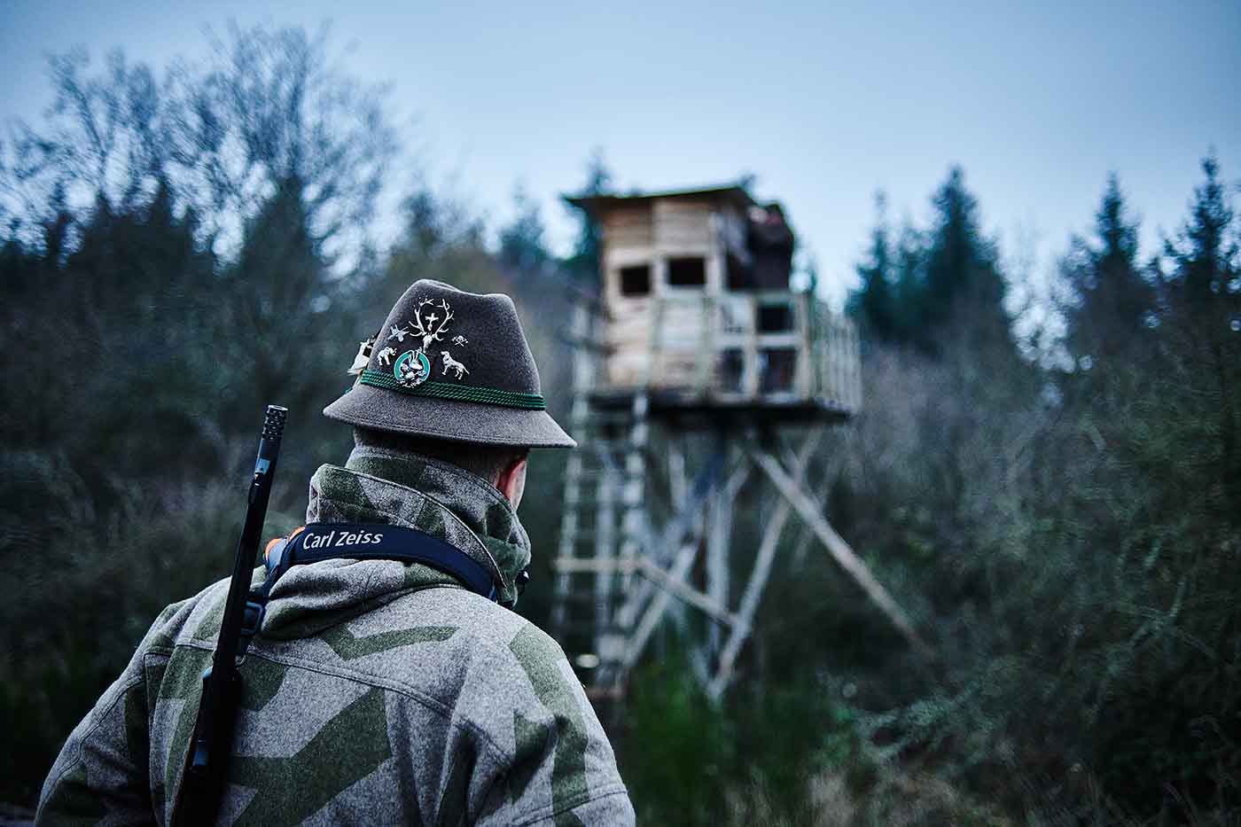 Max Rüssel auf der Jagd fotografiert für das Kochbuch Wild Wald Genuss