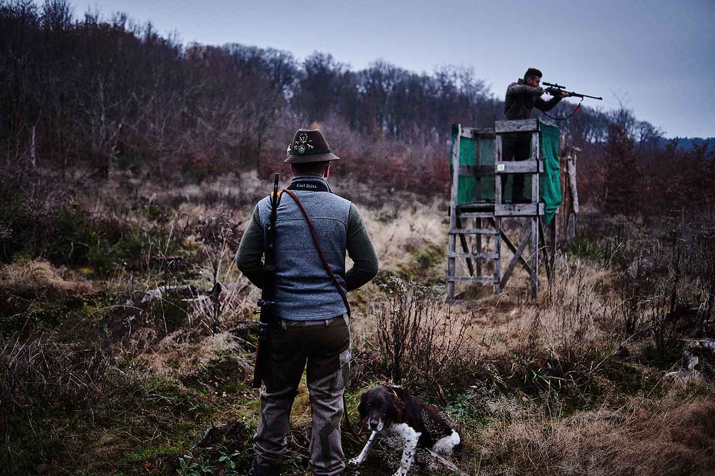Jäger bei der Jagd Foto-Reportage für das Kochbuch Wild Wald Genuss von Harald Rüssel