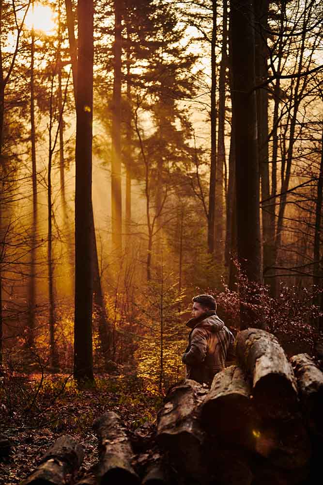 Max Rüssel früh morgens bei der Jagd fotografiert für das Kochbuch Wild Wald Genuss