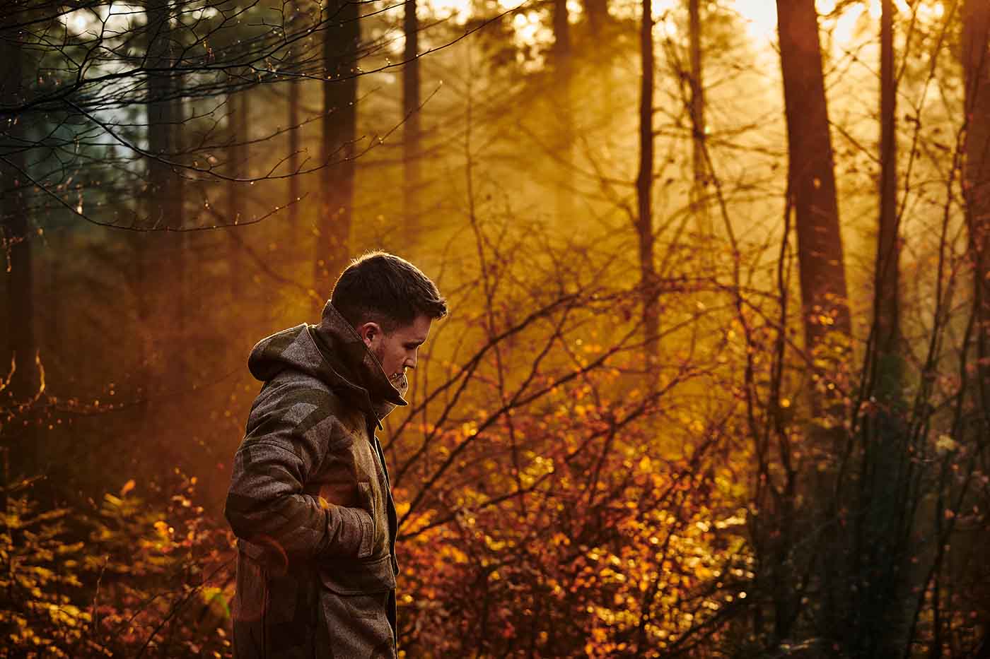 Max Rüssel auf der Jagd im Wald Reportagefotografie für das Kochbuch Wild Wald Genuss