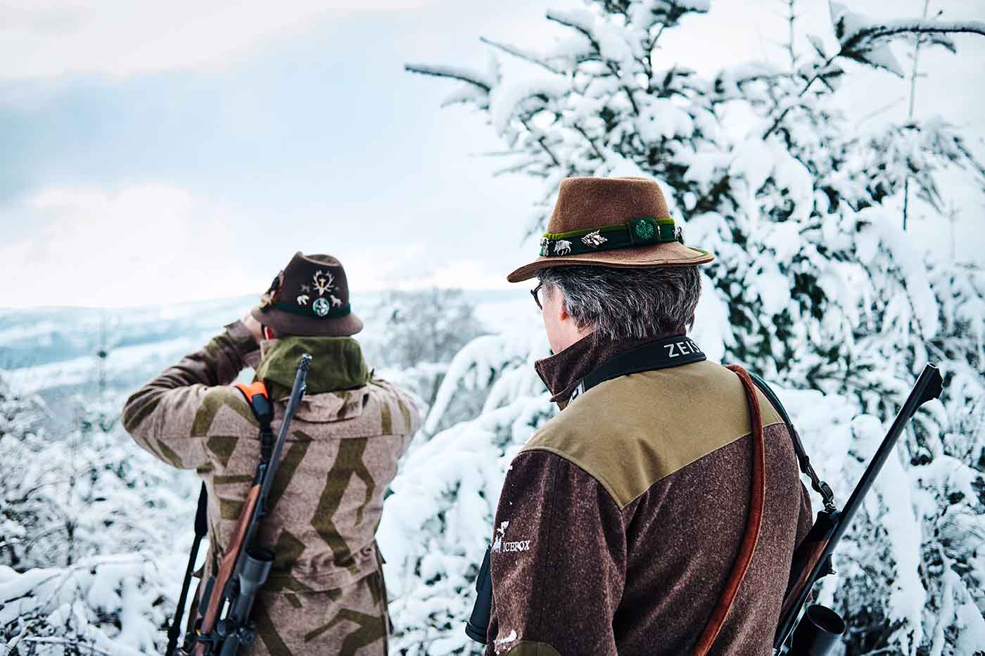 Harald und Max Rüssel bei der Jagd im Schnee