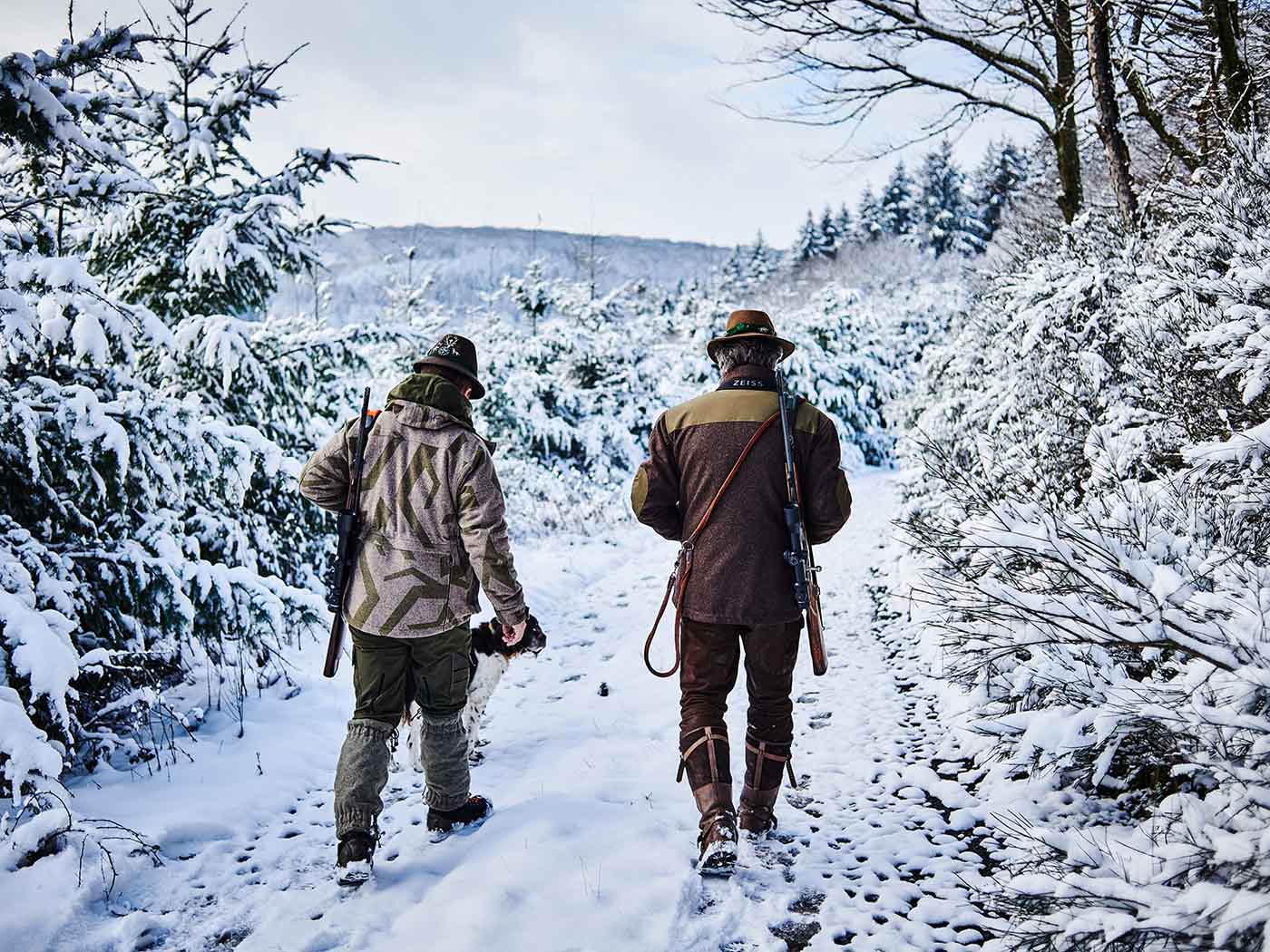 Max und Harald Rüssel im verschneiten Wald fotografiert für das Kochbuch Wild Wald Genuss