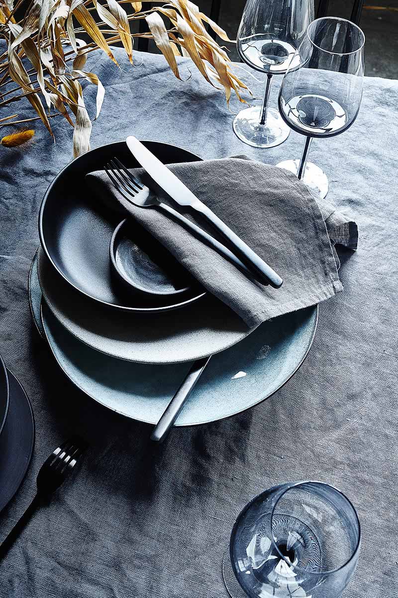 Schwarzes Geschirr und moderne Tischdeko mit Bambus