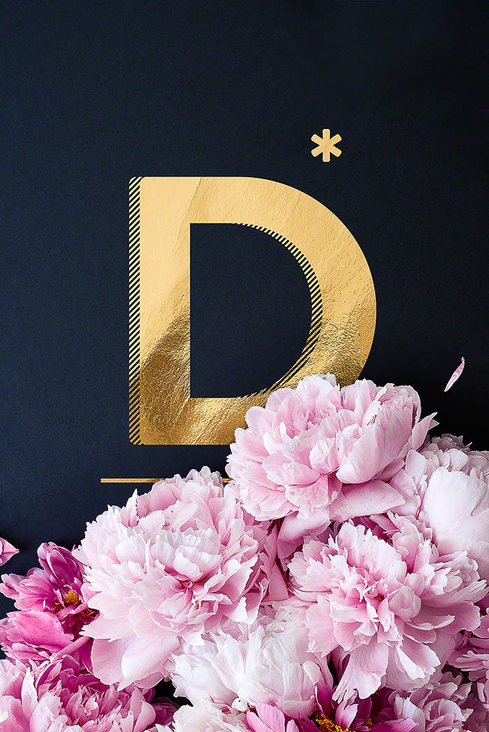 D - Goldenes Alphabet auf schwarzem Hintergrund mit Pfingstrosen