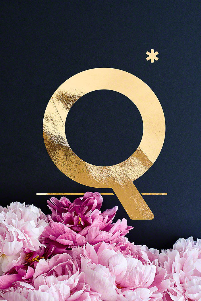 Q - Goldenes Alphabet auf schwarzem Hintergrund mit Pfingstrosen
